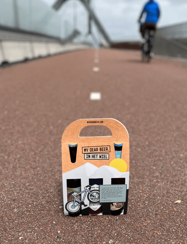 Fiets Bierpakket met drie speciaalbieren – Velo Tripel, Koerspret IPA, en Brugse Sportzot Alcoholvrij – perfect cadeau voor fietsliefhebbers.