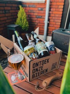 Recepten en Blog 2 Stilvolle Präsentation eines luxuriösen Bierpakets von My Dear Beer, ideal als Geschenk für eine Bierspezialität.