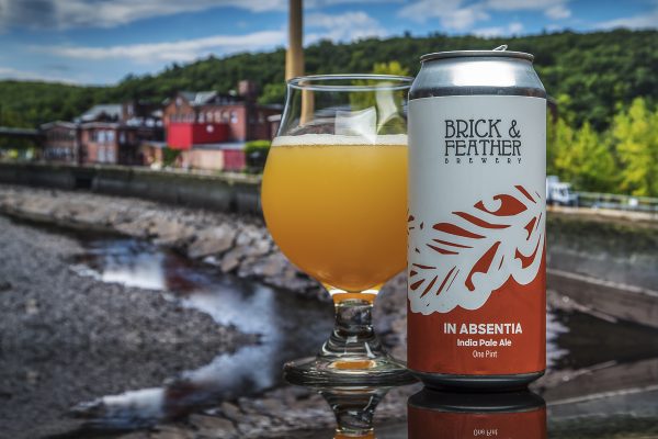 NEIPA in glas naast een Brick & Feather blik – exclusief verkrijgbaar bij My Dear Beer.