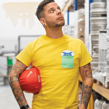 Monyo Brewery Shirt – geel t-shirt met borstzakje en subtiel Monyo-logo, een frisse keuze voor bierliefhebbers.