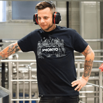 Monyo Brewery Shirt – zwart t-shirt met wit Monyo-logo, een must-have voor bierliefhebbers.