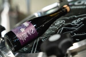 Barrel Aged Flanders Red Ale op Eikenhouten vaten. Lichtzure tonen mooi in balans met zoetige tonen van vanille, door het eikenhout. Een bier voor in jouw luxe bierpakket!