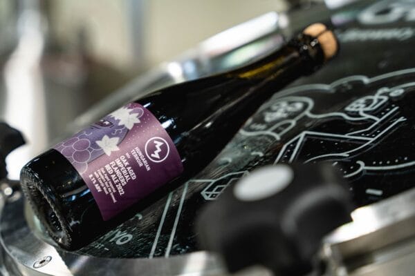 Barrel Aged Flanders Red Ale op Eikenhouten vaten. Lichtzure tonen mooi in balans met zoetige tonen van vanille, door het eikenhout. Een bier voor in jouw luxe bierpakket!