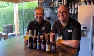 de brouwer van Brouwerij ’t Holleke tijdens het ambachtelijk brouwen van speciaalbier