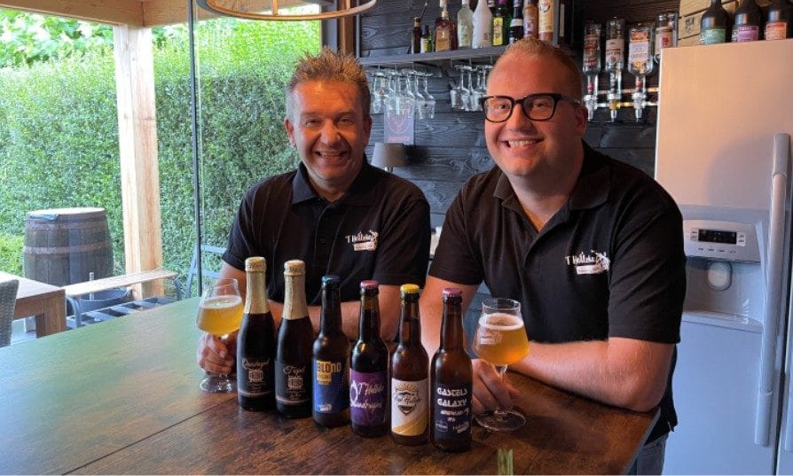 de brouwer van Brouwerij ’t Holleke tijdens het ambachtelijk brouwen van speciaalbier
