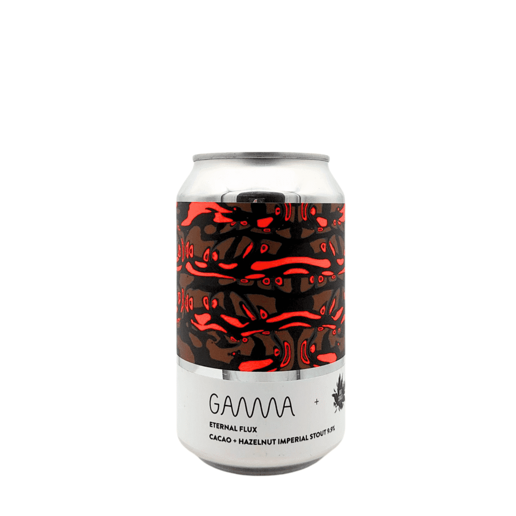 Eternal Flux – Gamma Brewing (blik) Een decadente Imperial Stout van 9,9%, gebrouwen met cacao nibs en geroosterde hazelnoten in samenwerking met Dois Corvos. Donker, rijk en dessertachtig. Wat kun je verwachten? Stijl: Imperial Stout ABV: 9,9% | 44cl blik Smaak: Pure cacao, geroosterde hazelnoten, karamel, donker fruit Mondgevoel: Vol, rijk en fluweelzacht Afdronk: Lang, warm en intens romig Smaakprofiel: Eternal Flux combineert diepe chocoladetonene met de romige nootachtigheid van geroosterde hazelnoten. Een volle, dessertachtige stout die complex en zijdezacht tegelijk is. Rijk, maar verrassend doordrinkbaar wanneer goed gekoeld. Collab met Dois Corvos Gebrouwen tijdens Gamma’s eerste Tap Takeover in Kopenhagen — een samenwerking die een intens, rond en luxe stoutprofiel opleverde. Wat maakt deze stout uniek? Een deel van de batch is vers afgevuld, de rest ligt op Thy Whisky-vaten voor een latere release. Wat je nu drinkt is puur dessert in blik — rijk, diep en verfijnd. 🎯 Foodpairing & serveertips: 🍫 Perfect bij chocoladetaart of brownie 🥧 Fantastisch met hazelnootgebak of tiramisu 🧀 Mooie combinatie met blauwe kaas of aged cheddar Serveertip: Drink op 8–10°C voor maximale romigheid. Untappd-score: 3.68/5 “Donker, rijk en uitgesproken dessertachtig — cacao & hazelnoot op z’n best.”