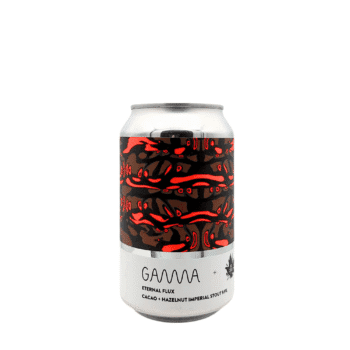Eternal Flux – Gamma Brewing (blik) Een decadente Imperial Stout van 9,9%, gebrouwen met cacao nibs en geroosterde hazelnoten in samenwerking met Dois Corvos. Donker, rijk en dessertachtig. Wat kun je verwachten? Stijl: Imperial Stout ABV: 9,9% | 44cl blik Smaak: Pure cacao, geroosterde hazelnoten, karamel, donker fruit Mondgevoel: Vol, rijk en fluweelzacht Afdronk: Lang, warm en intens romig Smaakprofiel: Eternal Flux combineert diepe chocoladetonene met de romige nootachtigheid van geroosterde hazelnoten. Een volle, dessertachtige stout die complex en zijdezacht tegelijk is. Rijk, maar verrassend doordrinkbaar wanneer goed gekoeld. Collab met Dois Corvos Gebrouwen tijdens Gamma’s eerste Tap Takeover in Kopenhagen — een samenwerking die een intens, rond en luxe stoutprofiel opleverde. Wat maakt deze stout uniek? Een deel van de batch is vers afgevuld, de rest ligt op Thy Whisky-vaten voor een latere release. Wat je nu drinkt is puur dessert in blik — rijk, diep en verfijnd. 🎯 Foodpairing & serveertips: 🍫 Perfect bij chocoladetaart of brownie 🥧 Fantastisch met hazelnootgebak of tiramisu 🧀 Mooie combinatie met blauwe kaas of aged cheddar Serveertip: Drink op 8–10°C voor maximale romigheid. Untappd-score: 3.68/5 “Donker, rijk en uitgesproken dessertachtig — cacao & hazelnoot op z’n best.”