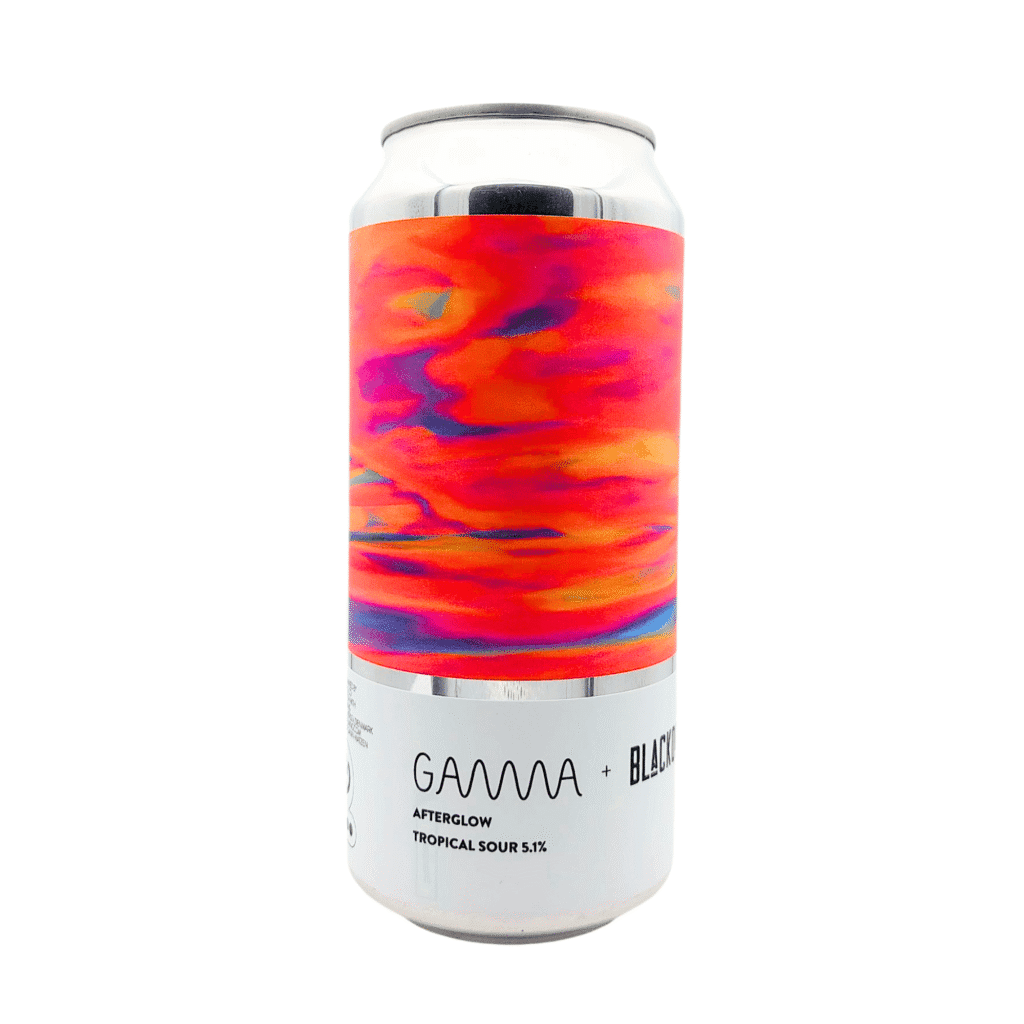 Afterglow – Gamma Brewing (blik) Een tropische fruited sour van 5,1%, gebrouwen met mango, passievrucht, guave en kokos in samenwerking met Blackout Brewing. Fris, fruitig en extreem juicy. Wat kun je verwachten? Stijl: Tropical Fruited Sour ABV: 5,1% | 44cl blik Smaak: Mango, passievrucht, guave, limoen, kokos Mondgevoel: Fris, romig en sappig Afdronk: Tart, tropisch en licht romig door de kokos Smaakprofiel: Afterglow zit bomvol tropisch fruit. Mango en passievrucht geven sappige zoet-zure punch, guave brengt een zachte tropische laag en kokos zorgt voor een creamy body. Een fruitige explosie met een verfrissende zuurtje — zomers in elk seizoen. Collab met Blackout Brewing Gebrouwen met de Transylvanian sour-kings, wat zorgt voor een uitgesproken fruitige, knettersappige stijl. Wat maakt deze sour uniek? Een tropische mix van vier fruitsmaken met een romige kokos-touch. Perfect in balans tussen juicy en tart. 🎯 Foodpairing & serveertips: 🌮 Fantastisch bij taco’s met mango salsa 🥗 Werkt goed met frisse salades of ceviche 🍨 Lekker bij kokosijs of sorbet Serveertip: Drink ijskoud voor maximale tropische frisheid. Untappd-score: 3.54/5 “Zonnig, tropisch en tart — een explosie van mango, passievrucht en kokos.”