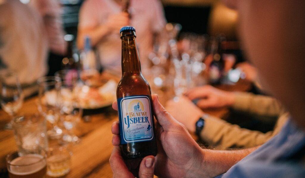 Glas speciaalbier van Brouwerij De Blauwe IJsbeer – Tilburgs bier vol smaak en balans