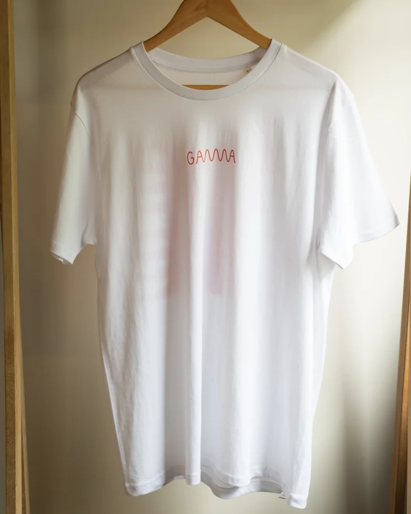 Screenprinted Squeeze Time T-shirt, 100% biologisch katoen, zwart/wit, minimalistisch voor, kunstzinnig patroon achterzijde, handgemaakt door Low Press.