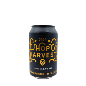Hop Harvest Black IPA 2025 met zwart, wit en goud etiket