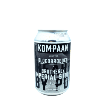 Bloedbroeder – Kompaan **Bloedbroeder** is een krachtige Imperial Stout van 9,1% ABV met een unieke twist van ruby port. Dit diepdonkere bier combineert intense geroosterde moutsmaken met subtiele zoetheid en een lichte hoppigheid. Complex, rijk en gemaakt om rustig van te genieten. Stijl: Imperial Stout ABV: 9.1% | 33cl blik/fles IBU: 62 Smaak: geroosterd, koffie, pure chocolade, lichte zoetheid Mondgevoel: vol, stevig, licht verwarmend Smaakprofiel: Diep geroosterde mouttonen van koffie en cacao vormen de basis, terwijl de invloed van ruby port een subtiele fruitige zoetheid toevoegt. De stevige bitterheid en lichte hoppigheid zorgen voor balans, met een lange, krachtige afdronk. Wat maakt dit bier legendarisch: Winnaar van *Best Dutch Beer 2017* – en dat proef je. Een perfecte mix van kracht, complexiteit en balans, met een unieke port-invloed die het bier onderscheidt van andere stouts. 🎯 Foodpairing: 🍫 Pure chocolade en desserts 🥩 Rijke stoofgerechten of wild 🧀 Blauwe kazen of oude kazen 🍒 Desserts met rood fruit of portsaus Voor wie? Voor liefhebbers van zware, complexe stouts met een twist. Ideaal voor een rustig moment, na het diner of wanneer je echt iets bijzonders wilt drinken.