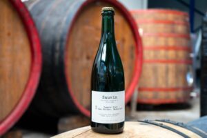 Tommie Sjef Wild Bierpakket (6×75cl) 20 Tommie Sjef Sauvin 75cl fles op vat met houten vaten op de achtergrond