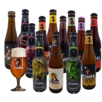 13 flessen van brouwerij Kompel zorgvuldig opgesteld naast een Kompel bierglas op een witte achtergrond — het complete Kompel bierpakket inclusief Nostalgia Collection en gratis bierglas.