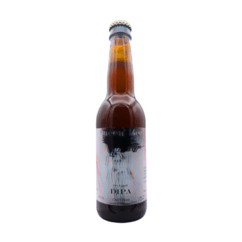 Productfoto van Osmia, een Barrel Aged Wild Ale van 5,0% in een 33 cl longneck fles. Het etiket heeft een artistieke illustratie met lichte achtergrond, donkere typografie en abstracte rode, blauwe en zwarte accenten.