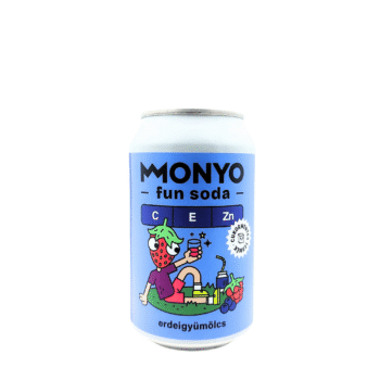 Blauw blikje MONYO Timeout Erdei Gyümölcs fun soda met een illustratie van een aardbeifiguurtje ontspannen in het gras