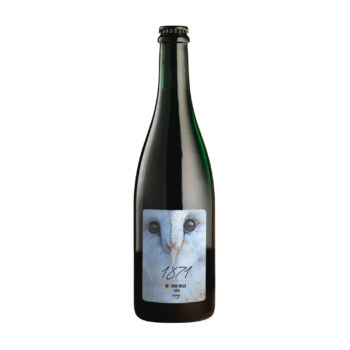 Donkergroene fles Oude Geuze 1871 van Boerenerf met een label met close up van een witte kerkuil