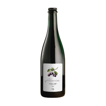 Donkergroene fles Alsacien met een wit label met een illustratie van quetsche pruimen aan een tak