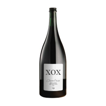Donkergroene fles Charent'euse met een strak wit label met de tekst XOX en Charent'euse