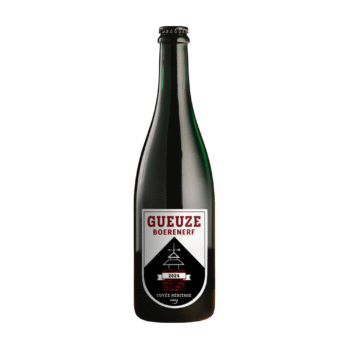 Donkergroene fles Cuvée Héritage met een wit label met rode tekst Gueuze Boerenerf en een zwart schild met een schoorsteen