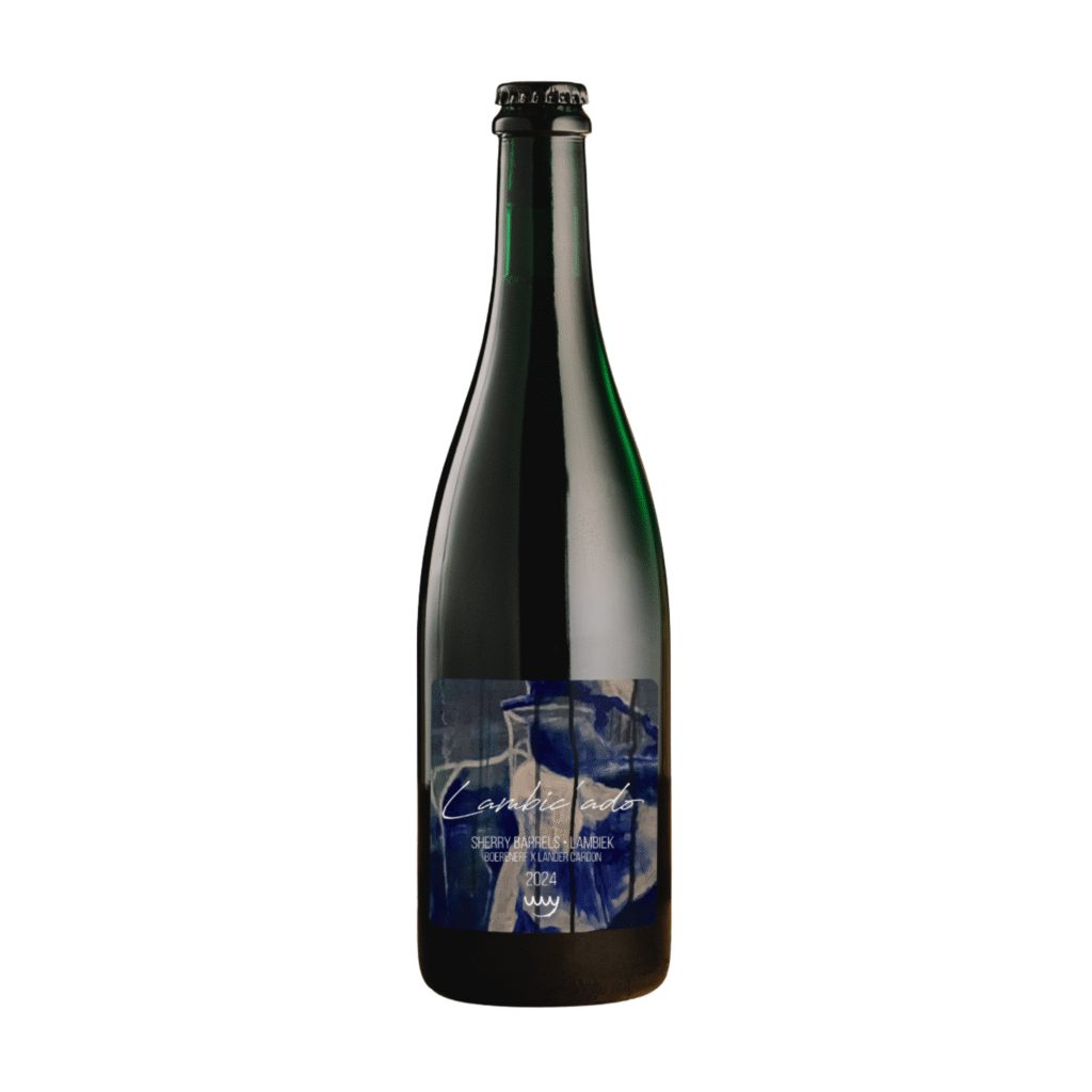 Donkergroene fles Lambic'ado met een blauw abstract kunstwerk als label en witte cursieve tekst