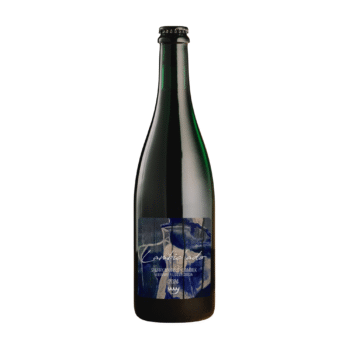 Donkergroene fles Lambic'ado met een blauw abstract kunstwerk als label en witte cursieve tekst