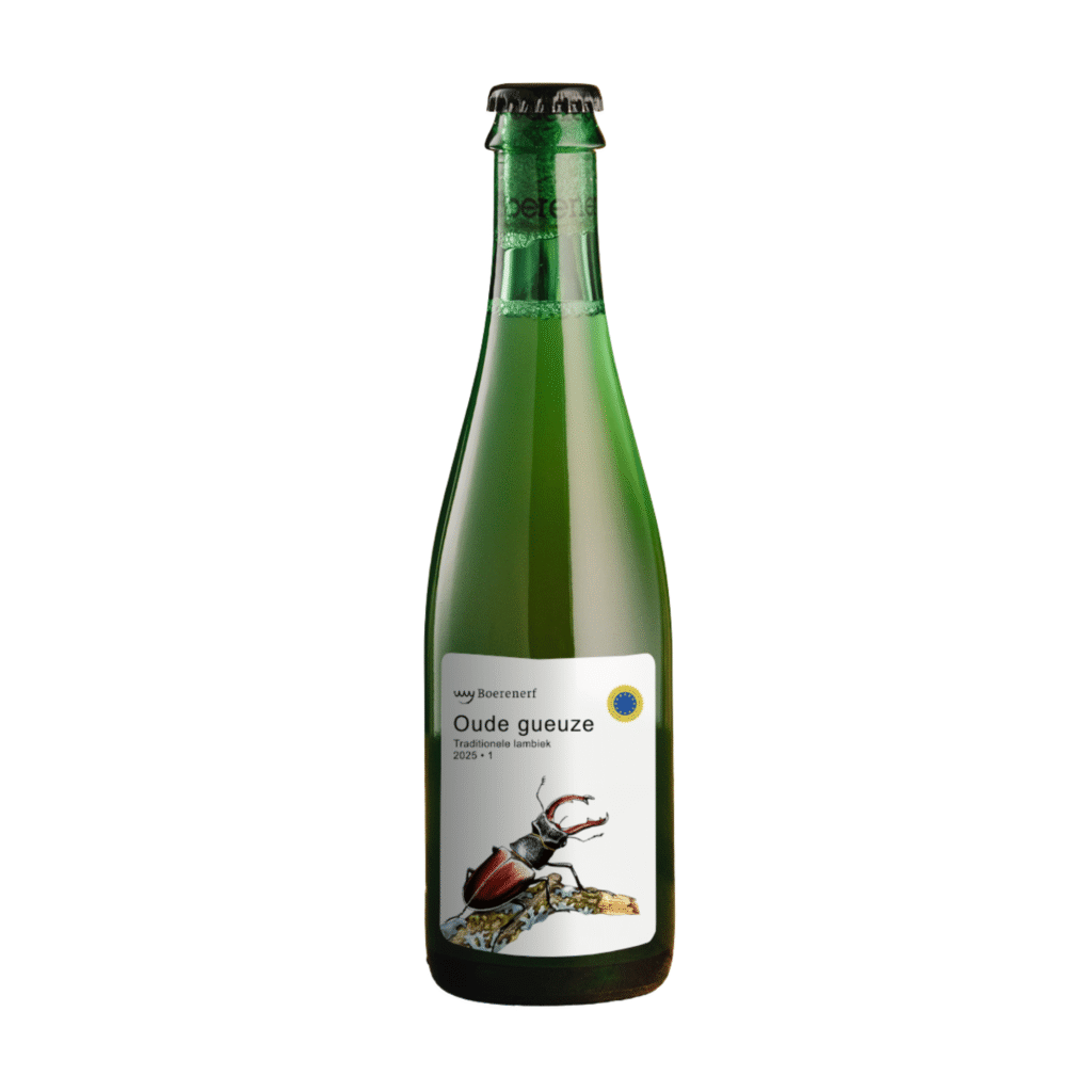 Groene fles Oude Geuze van Boerenerf met een wit label met een illustratie van een vliegend hert