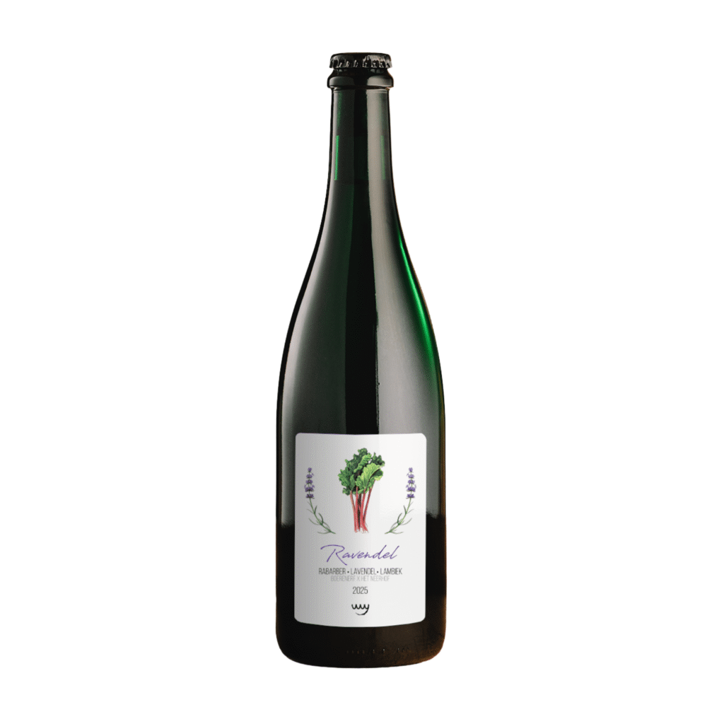 Donkergroene fles Ravendel met een wit label met een illustratie van rabarber en lavendel