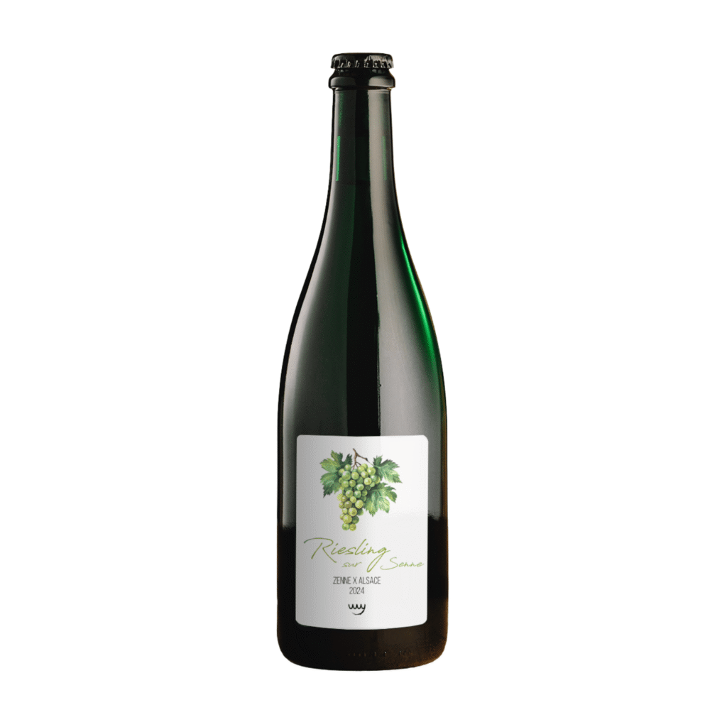 Donkergroene fles Riesling sur Senne met een wit label met een illustratie van groene druiven aan de tak