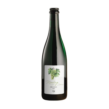 Donkergroene fles Riesling sur Senne met een wit label met een illustratie van groene druiven aan de tak