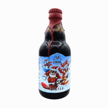 Fles Oriel Beer Winter 2025 met een diepe bordeauxrode wasdop en een blauw winterlabel met een snowboardende Kerstman, sneeuwpop en rendier