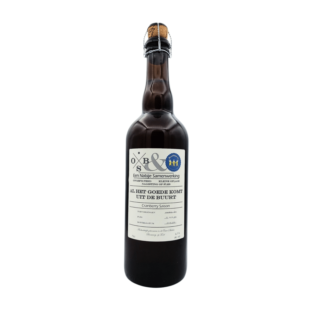 Fles Al Het Goede Komt Uit De Buurt, een Cranberry Saison met crème kleurig label en kroonkurk met beugelsluiting