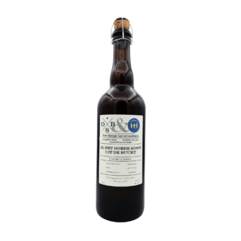 Fles Al Het Goede Komt Uit De Buurt, een Cranberry Saison met crème kleurig label en kroonkurk met beugelsluiting