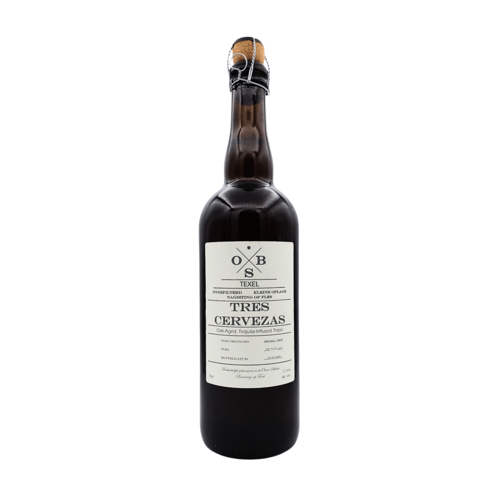 Fles Tres Cervezas, een Oak Aged Tequila Infused Tripel met crème kleurig label en kroonkurk met beugelsluiting
