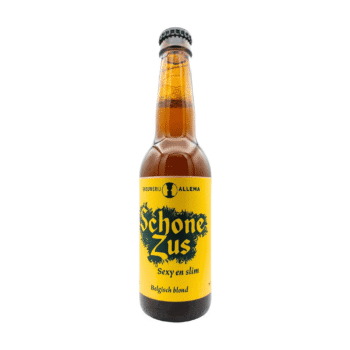Bruin flesje Schone Zus van Brouwerij Allema, met een geel label en donkergroene gotische letters