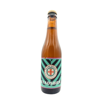 Bruin flesje Stadsbier van Stadsbrouwerij De Drie Ringen, met mintgroen label, zwart zigzagpatroon en het wapen van de brouwerij