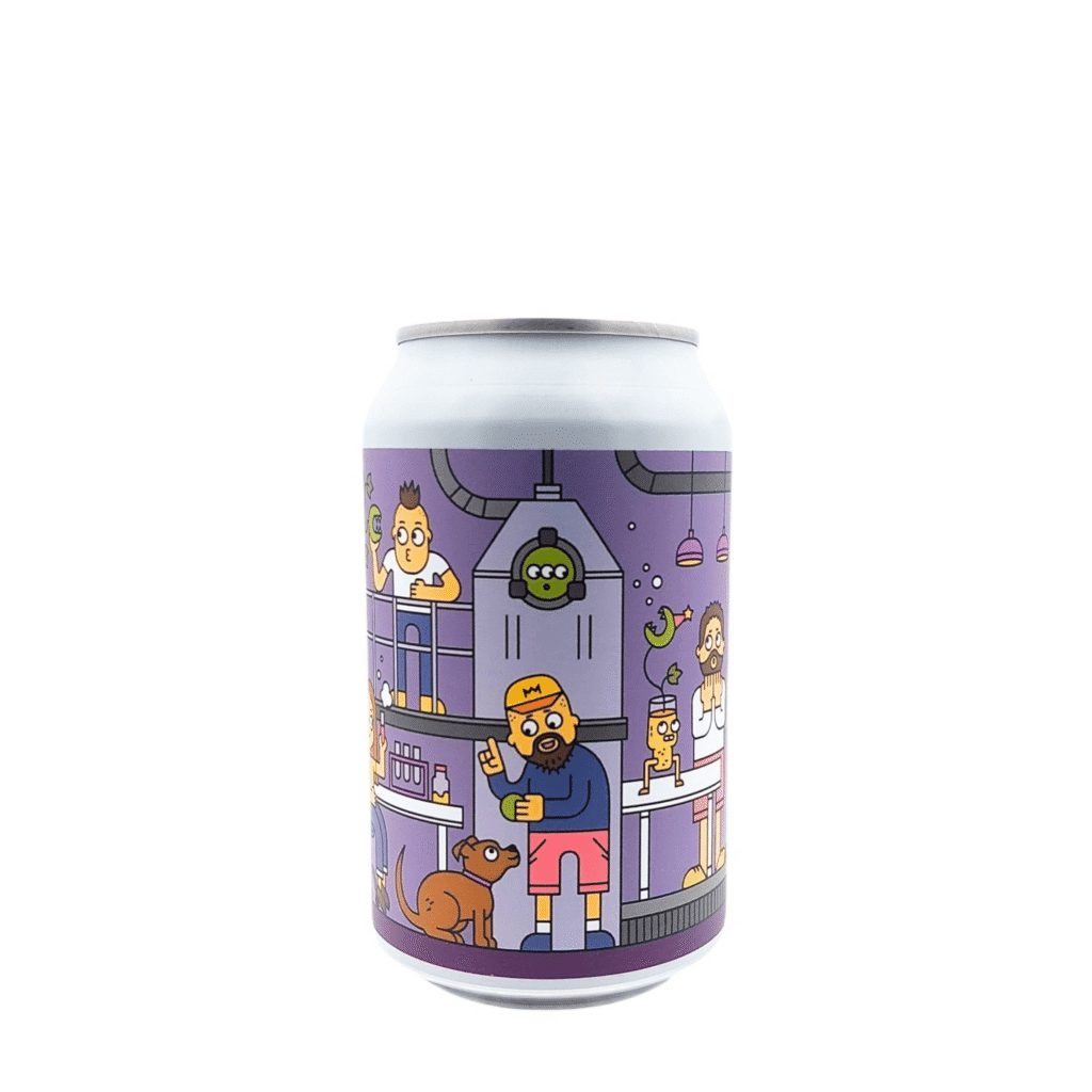 Blikje Last Shift of Summer van MONYO Brewing Co., een Fruited Hazy IPA met een paars label vol vrolijke getekende figuurtjes in een brouwerij