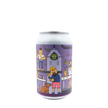 Blikje Last Shift of Summer van MONYO Brewing Co., een Fruited Hazy IPA met een paars label vol vrolijke getekende figuurtjes in een brouwerij
