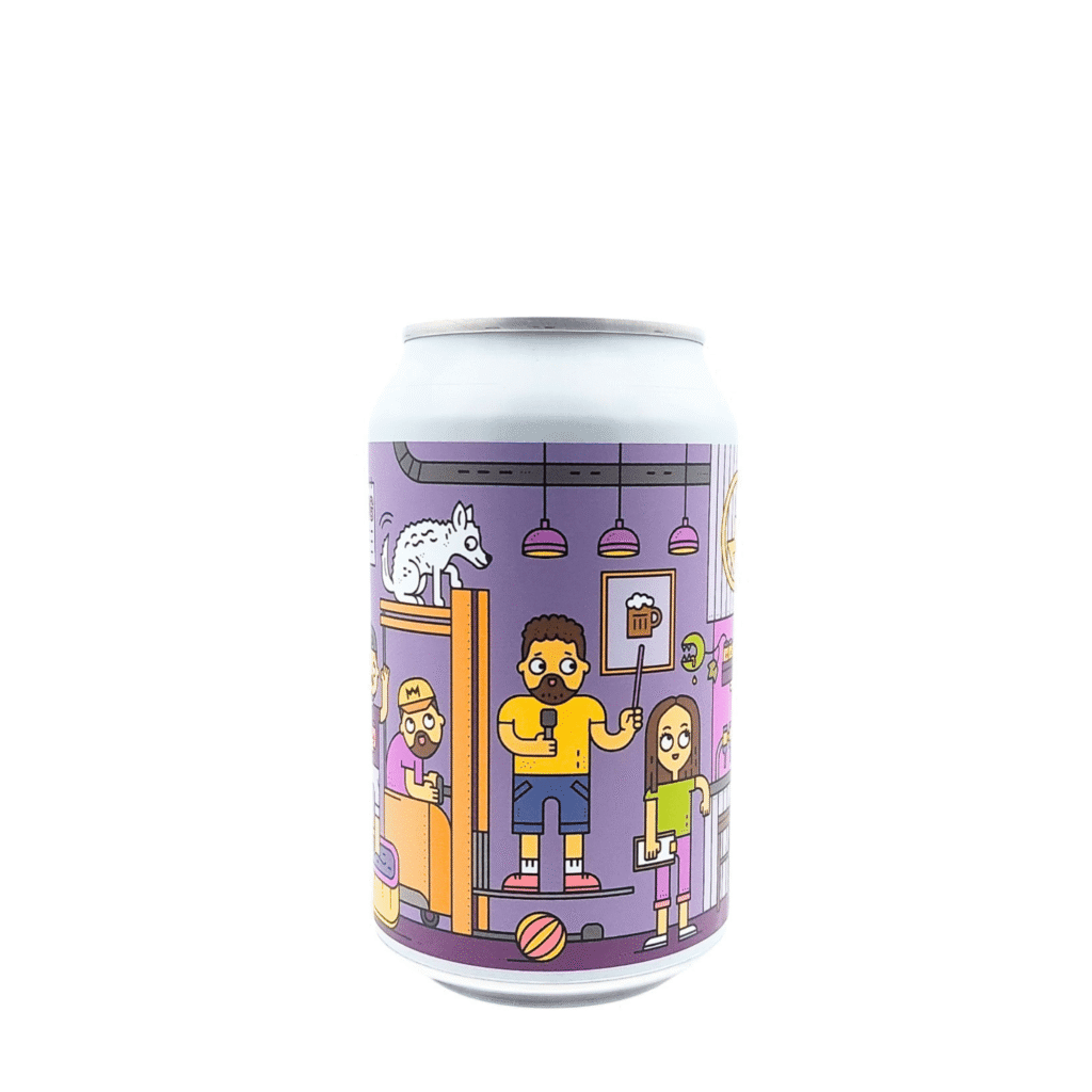 Blikje We Are Not A Vegetable van MONYO Brewing Co., een Vegetable Gose met een paars label vol getekende figuurtjes, een witte hond en een heftruck in een brouwerij