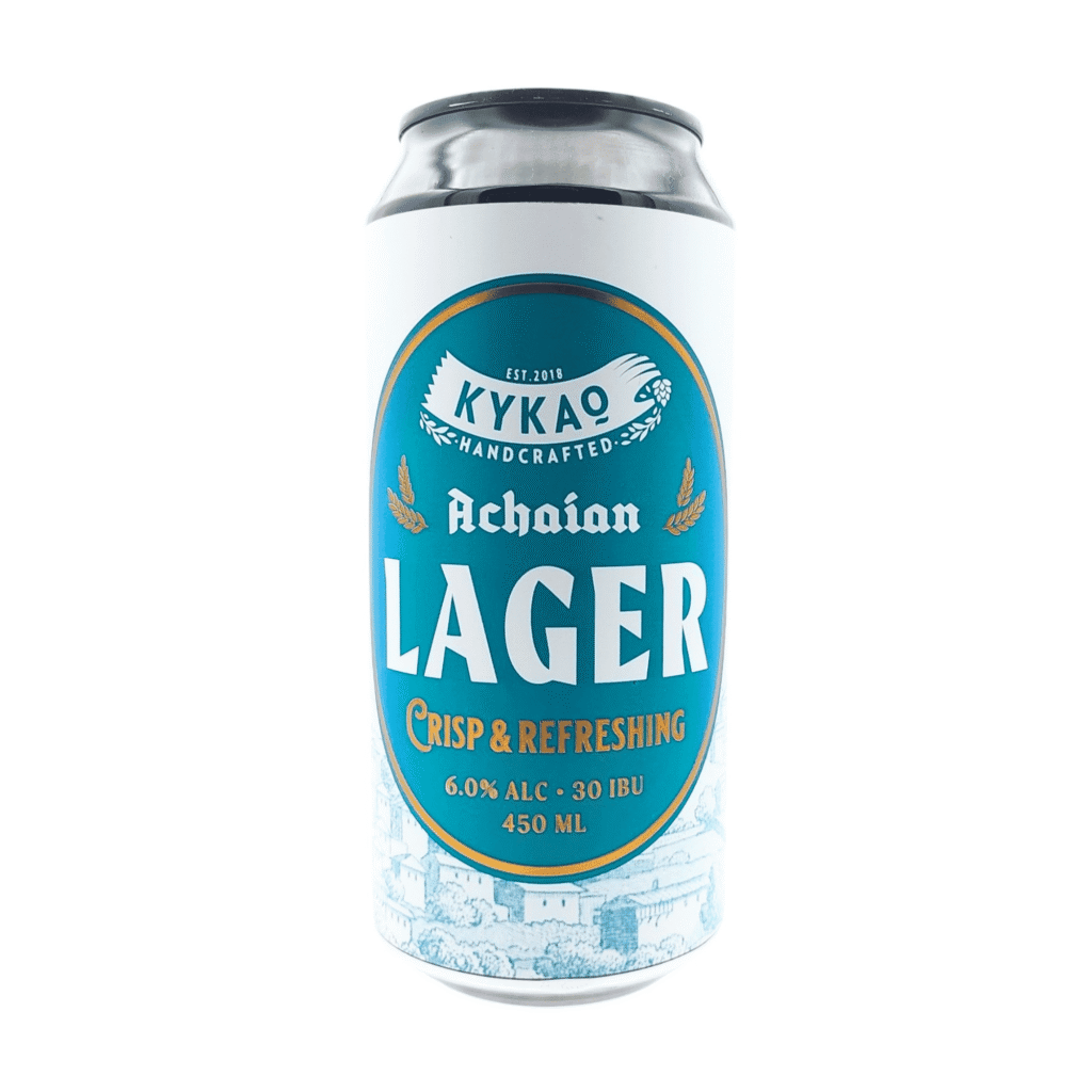 Wit blikje Achaian Lager van Kykao, een Helles Lager met een turquoise ovaal label, gouden accenten en een lichtblauwe tekening van een Grieks stadje
