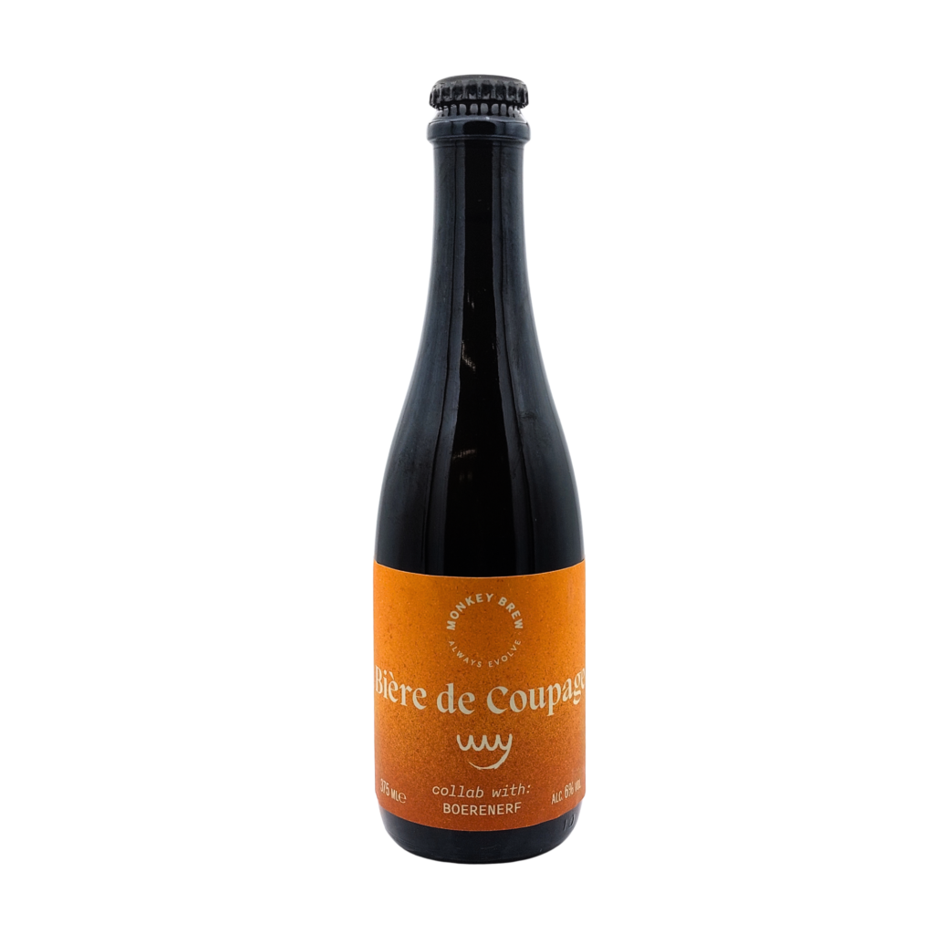 Donkere fles Bière de Coupage van Monkey Brew in samenwerking met Boerenerf, met een oranje label en crèmekleurige letters