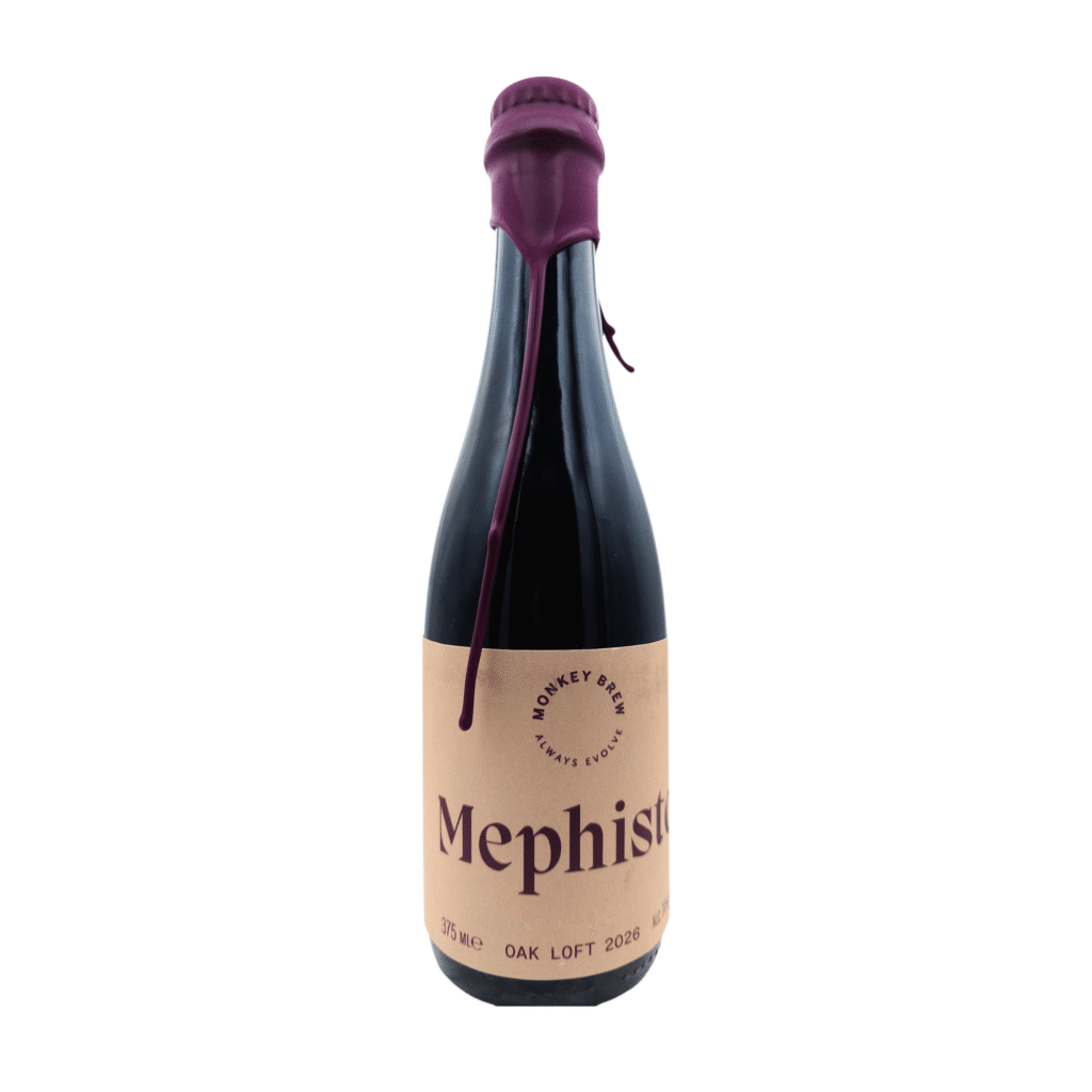 Donkere fles Mephisto van Monkey Brew, een Sherry Barrel Aged Eisbock met paarse wasverzegeling en een perzikkleurig label met bordeauxrode letters