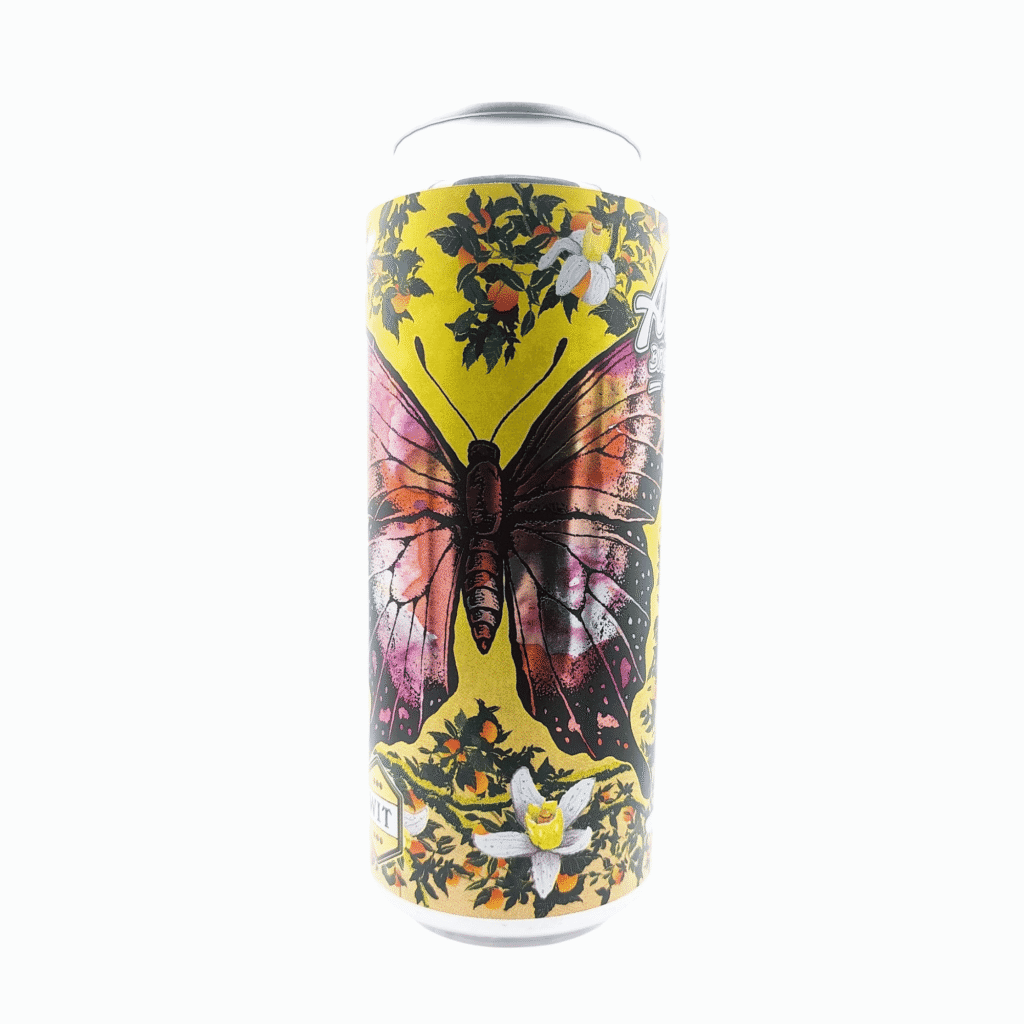 Blikje Wit van Alea Brewing, een witbier met een geel label met een roze en oranje vlinder tussen sinaasappeltakken en witte bloesem