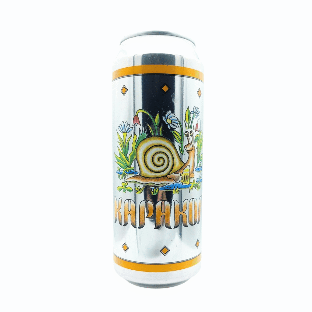 Zilveren blikje Karakol van Alea Brewing, een IPA met oranje banden, oranje ruitjes en een illustratie van een slak met een pul bier tussen kleurrijke bloemen